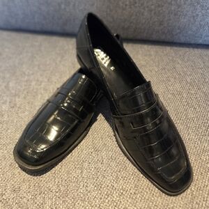 Black Crocodile Pattern Loafers
